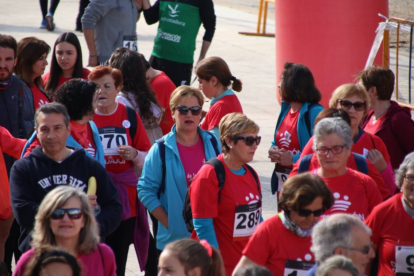 Jerez de los Caballeros ha acogido, esta mañana, la 'I Carrera de la Mujer', enmarcada dentro del programa 'Mujer y Deporte' de la Diputación de Badajoz y bajo el lema 'Nuestra meta, la igualdad'. Más de 300 personas, de todas las edades, se han dado cita en la Plaza de la Alcazaba y han recorrido las calles del municipio en una jornada que ha aunado deporte, solidaridad y reivindicación.