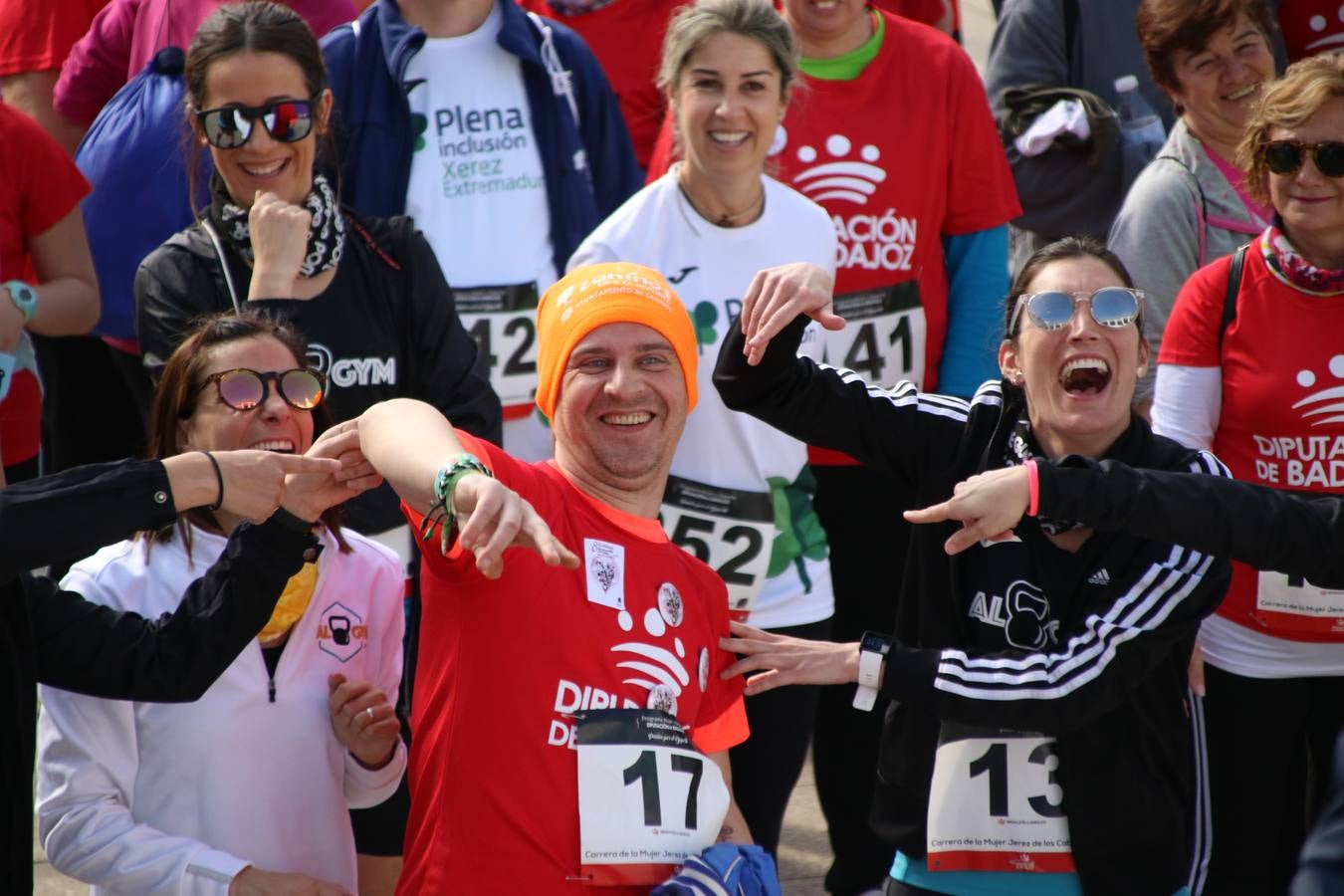 Jerez de los Caballeros ha acogido, esta mañana, la 'I Carrera de la Mujer', enmarcada dentro del programa 'Mujer y Deporte' de la Diputación de Badajoz y bajo el lema 'Nuestra meta, la igualdad'. Más de 300 personas, de todas las edades, se han dado cita en la Plaza de la Alcazaba y han recorrido las calles del municipio en una jornada que ha aunado deporte, solidaridad y reivindicación.