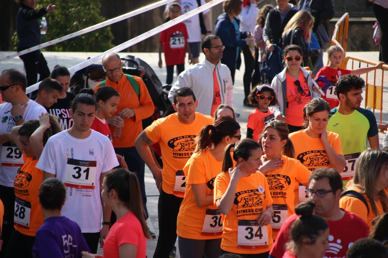 Jerez de los Caballeros ha acogido, esta mañana, la 'I Carrera de la Mujer', enmarcada dentro del programa 'Mujer y Deporte' de la Diputación de Badajoz y bajo el lema 'Nuestra meta, la igualdad'. Más de 300 personas, de todas las edades, se han dado cita en la Plaza de la Alcazaba y han recorrido las calles del municipio en una jornada que ha aunado deporte, solidaridad y reivindicación.