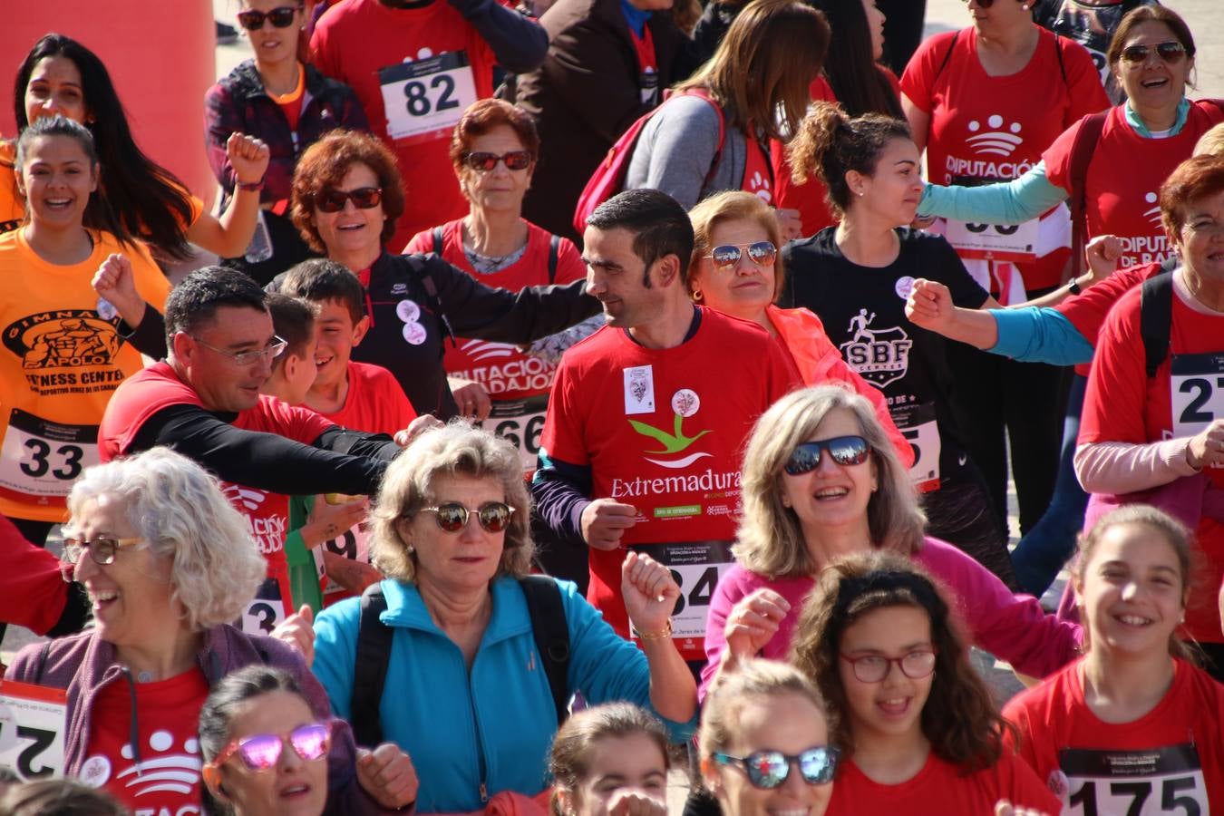 Jerez de los Caballeros ha acogido, esta mañana, la 'I Carrera de la Mujer', enmarcada dentro del programa 'Mujer y Deporte' de la Diputación de Badajoz y bajo el lema 'Nuestra meta, la igualdad'. Más de 300 personas, de todas las edades, se han dado cita en la Plaza de la Alcazaba y han recorrido las calles del municipio en una jornada que ha aunado deporte, solidaridad y reivindicación.