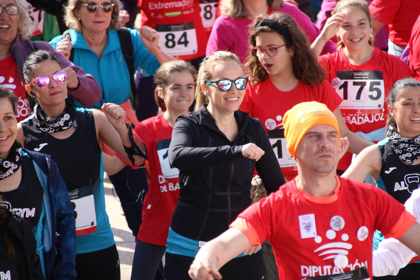 Jerez de los Caballeros ha acogido, esta mañana, la 'I Carrera de la Mujer', enmarcada dentro del programa 'Mujer y Deporte' de la Diputación de Badajoz y bajo el lema 'Nuestra meta, la igualdad'. Más de 300 personas, de todas las edades, se han dado cita en la Plaza de la Alcazaba y han recorrido las calles del municipio en una jornada que ha aunado deporte, solidaridad y reivindicación.