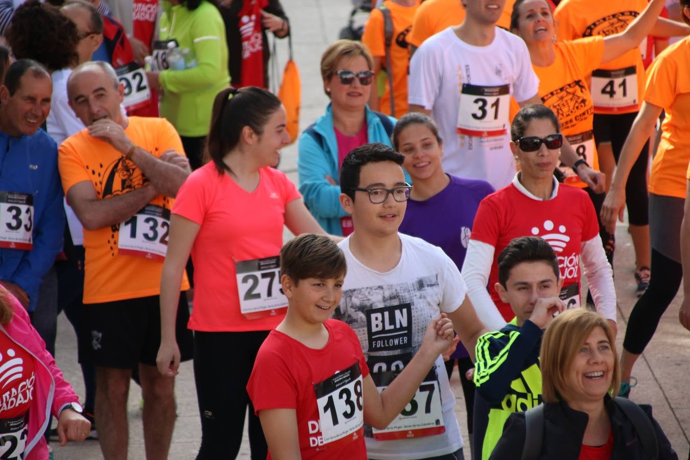 Jerez de los Caballeros ha acogido, esta mañana, la 'I Carrera de la Mujer', enmarcada dentro del programa 'Mujer y Deporte' de la Diputación de Badajoz y bajo el lema 'Nuestra meta, la igualdad'. Más de 300 personas, de todas las edades, se han dado cita en la Plaza de la Alcazaba y han recorrido las calles del municipio en una jornada que ha aunado deporte, solidaridad y reivindicación.