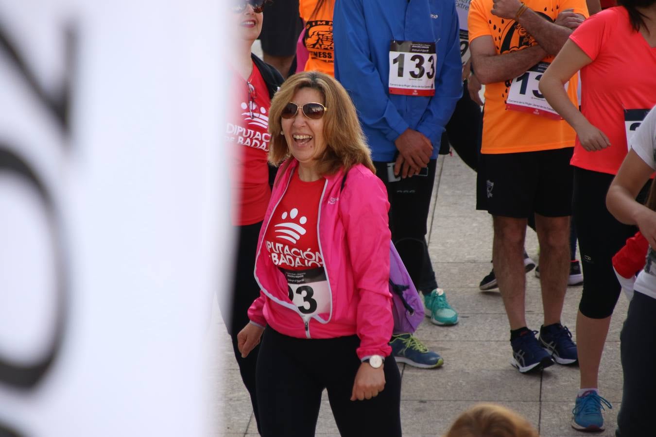 Jerez de los Caballeros ha acogido, esta mañana, la 'I Carrera de la Mujer', enmarcada dentro del programa 'Mujer y Deporte' de la Diputación de Badajoz y bajo el lema 'Nuestra meta, la igualdad'. Más de 300 personas, de todas las edades, se han dado cita en la Plaza de la Alcazaba y han recorrido las calles del municipio en una jornada que ha aunado deporte, solidaridad y reivindicación.