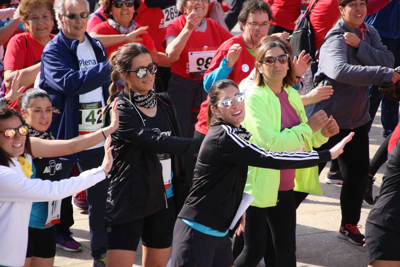Jerez de los Caballeros ha acogido, esta mañana, la 'I Carrera de la Mujer', enmarcada dentro del programa 'Mujer y Deporte' de la Diputación de Badajoz y bajo el lema 'Nuestra meta, la igualdad'. Más de 300 personas, de todas las edades, se han dado cita en la Plaza de la Alcazaba y han recorrido las calles del municipio en una jornada que ha aunado deporte, solidaridad y reivindicación.