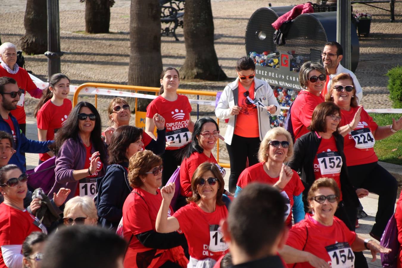Jerez de los Caballeros ha acogido, esta mañana, la 'I Carrera de la Mujer', enmarcada dentro del programa 'Mujer y Deporte' de la Diputación de Badajoz y bajo el lema 'Nuestra meta, la igualdad'. Más de 300 personas, de todas las edades, se han dado cita en la Plaza de la Alcazaba y han recorrido las calles del municipio en una jornada que ha aunado deporte, solidaridad y reivindicación.