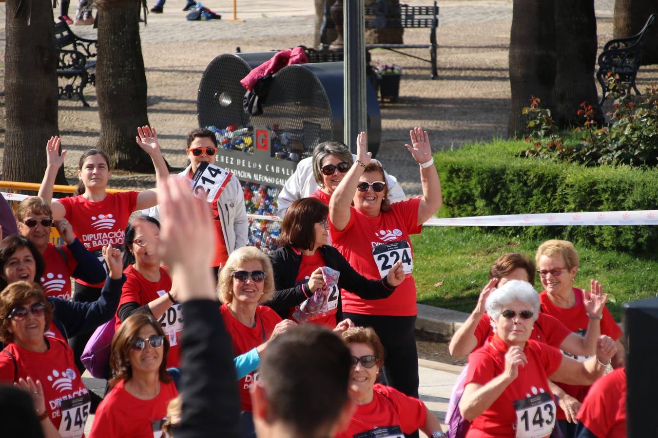 Jerez de los Caballeros ha acogido, esta mañana, la 'I Carrera de la Mujer', enmarcada dentro del programa 'Mujer y Deporte' de la Diputación de Badajoz y bajo el lema 'Nuestra meta, la igualdad'. Más de 300 personas, de todas las edades, se han dado cita en la Plaza de la Alcazaba y han recorrido las calles del municipio en una jornada que ha aunado deporte, solidaridad y reivindicación.