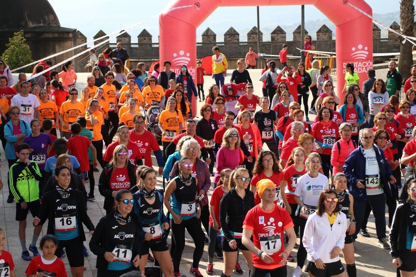 Jerez de los Caballeros ha acogido, esta mañana, la 'I Carrera de la Mujer', enmarcada dentro del programa 'Mujer y Deporte' de la Diputación de Badajoz y bajo el lema 'Nuestra meta, la igualdad'. Más de 300 personas, de todas las edades, se han dado cita en la Plaza de la Alcazaba y han recorrido las calles del municipio en una jornada que ha aunado deporte, solidaridad y reivindicación.