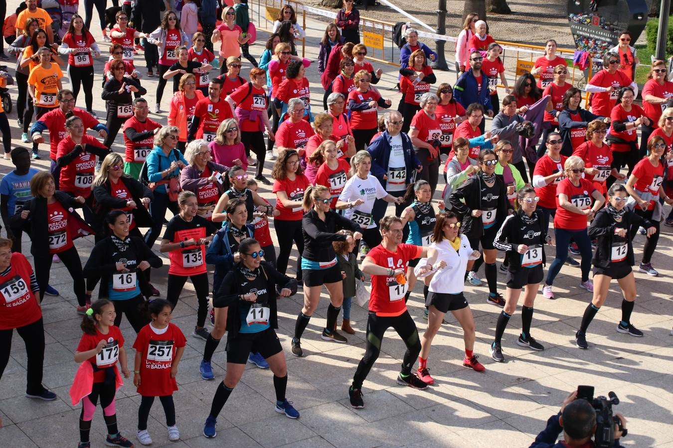 Jerez de los Caballeros ha acogido, esta mañana, la 'I Carrera de la Mujer', enmarcada dentro del programa 'Mujer y Deporte' de la Diputación de Badajoz y bajo el lema 'Nuestra meta, la igualdad'. Más de 300 personas, de todas las edades, se han dado cita en la Plaza de la Alcazaba y han recorrido las calles del municipio en una jornada que ha aunado deporte, solidaridad y reivindicación.