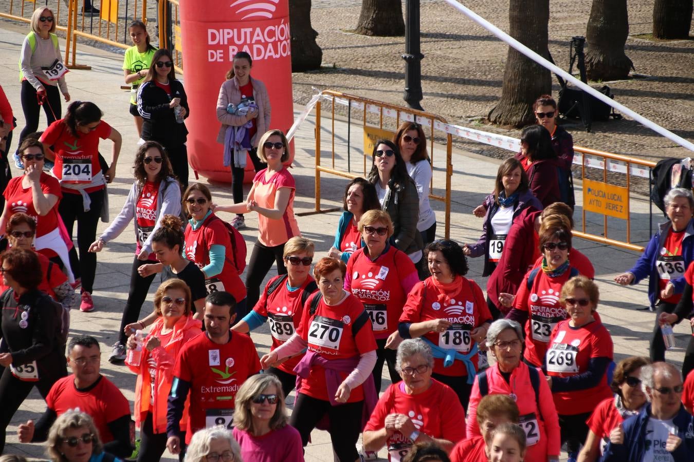 Jerez de los Caballeros ha acogido, esta mañana, la 'I Carrera de la Mujer', enmarcada dentro del programa 'Mujer y Deporte' de la Diputación de Badajoz y bajo el lema 'Nuestra meta, la igualdad'. Más de 300 personas, de todas las edades, se han dado cita en la Plaza de la Alcazaba y han recorrido las calles del municipio en una jornada que ha aunado deporte, solidaridad y reivindicación.