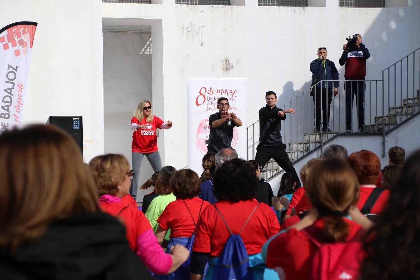Jerez de los Caballeros ha acogido, esta mañana, la 'I Carrera de la Mujer', enmarcada dentro del programa 'Mujer y Deporte' de la Diputación de Badajoz y bajo el lema 'Nuestra meta, la igualdad'. Más de 300 personas, de todas las edades, se han dado cita en la Plaza de la Alcazaba y han recorrido las calles del municipio en una jornada que ha aunado deporte, solidaridad y reivindicación.