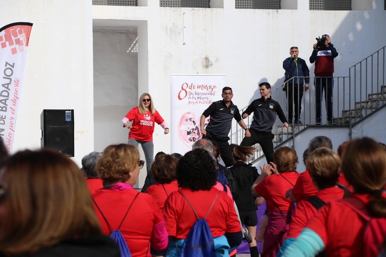 Jerez de los Caballeros ha acogido, esta mañana, la 'I Carrera de la Mujer', enmarcada dentro del programa 'Mujer y Deporte' de la Diputación de Badajoz y bajo el lema 'Nuestra meta, la igualdad'. Más de 300 personas, de todas las edades, se han dado cita en la Plaza de la Alcazaba y han recorrido las calles del municipio en una jornada que ha aunado deporte, solidaridad y reivindicación.