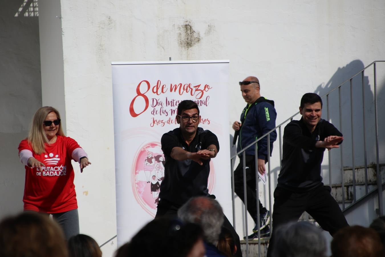Jerez de los Caballeros ha acogido, esta mañana, la 'I Carrera de la Mujer', enmarcada dentro del programa 'Mujer y Deporte' de la Diputación de Badajoz y bajo el lema 'Nuestra meta, la igualdad'. Más de 300 personas, de todas las edades, se han dado cita en la Plaza de la Alcazaba y han recorrido las calles del municipio en una jornada que ha aunado deporte, solidaridad y reivindicación.