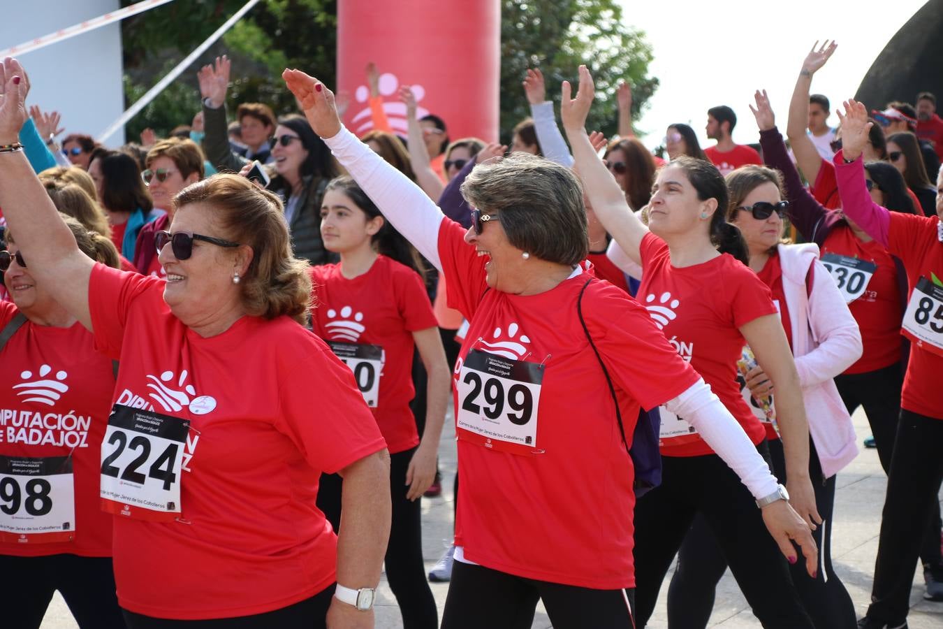 Jerez de los Caballeros ha acogido, esta mañana, la 'I Carrera de la Mujer', enmarcada dentro del programa 'Mujer y Deporte' de la Diputación de Badajoz y bajo el lema 'Nuestra meta, la igualdad'. Más de 300 personas, de todas las edades, se han dado cita en la Plaza de la Alcazaba y han recorrido las calles del municipio en una jornada que ha aunado deporte, solidaridad y reivindicación.