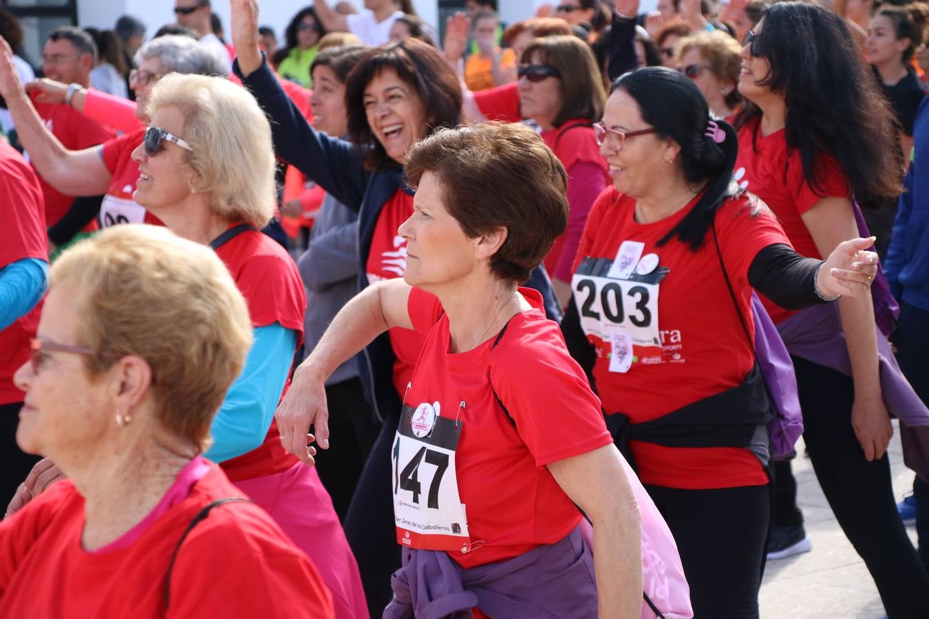Jerez de los Caballeros ha acogido, esta mañana, la 'I Carrera de la Mujer', enmarcada dentro del programa 'Mujer y Deporte' de la Diputación de Badajoz y bajo el lema 'Nuestra meta, la igualdad'. Más de 300 personas, de todas las edades, se han dado cita en la Plaza de la Alcazaba y han recorrido las calles del municipio en una jornada que ha aunado deporte, solidaridad y reivindicación.