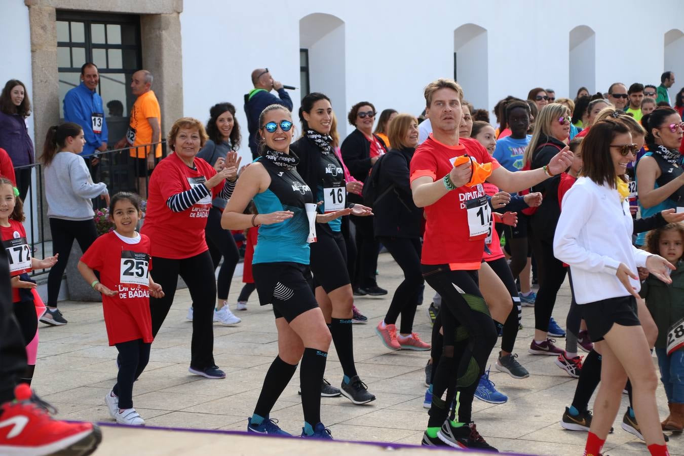 Jerez de los Caballeros ha acogido, esta mañana, la 'I Carrera de la Mujer', enmarcada dentro del programa 'Mujer y Deporte' de la Diputación de Badajoz y bajo el lema 'Nuestra meta, la igualdad'. Más de 300 personas, de todas las edades, se han dado cita en la Plaza de la Alcazaba y han recorrido las calles del municipio en una jornada que ha aunado deporte, solidaridad y reivindicación.