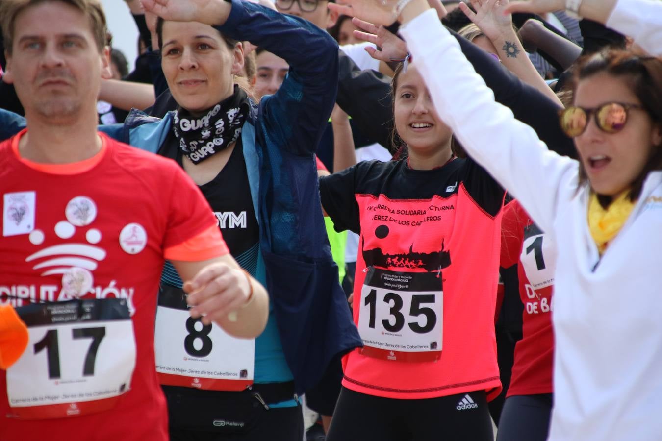 Jerez de los Caballeros ha acogido, esta mañana, la 'I Carrera de la Mujer', enmarcada dentro del programa 'Mujer y Deporte' de la Diputación de Badajoz y bajo el lema 'Nuestra meta, la igualdad'. Más de 300 personas, de todas las edades, se han dado cita en la Plaza de la Alcazaba y han recorrido las calles del municipio en una jornada que ha aunado deporte, solidaridad y reivindicación.