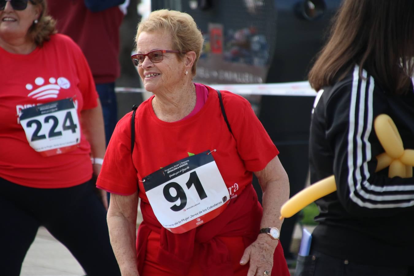 Jerez de los Caballeros ha acogido, esta mañana, la 'I Carrera de la Mujer', enmarcada dentro del programa 'Mujer y Deporte' de la Diputación de Badajoz y bajo el lema 'Nuestra meta, la igualdad'. Más de 300 personas, de todas las edades, se han dado cita en la Plaza de la Alcazaba y han recorrido las calles del municipio en una jornada que ha aunado deporte, solidaridad y reivindicación.