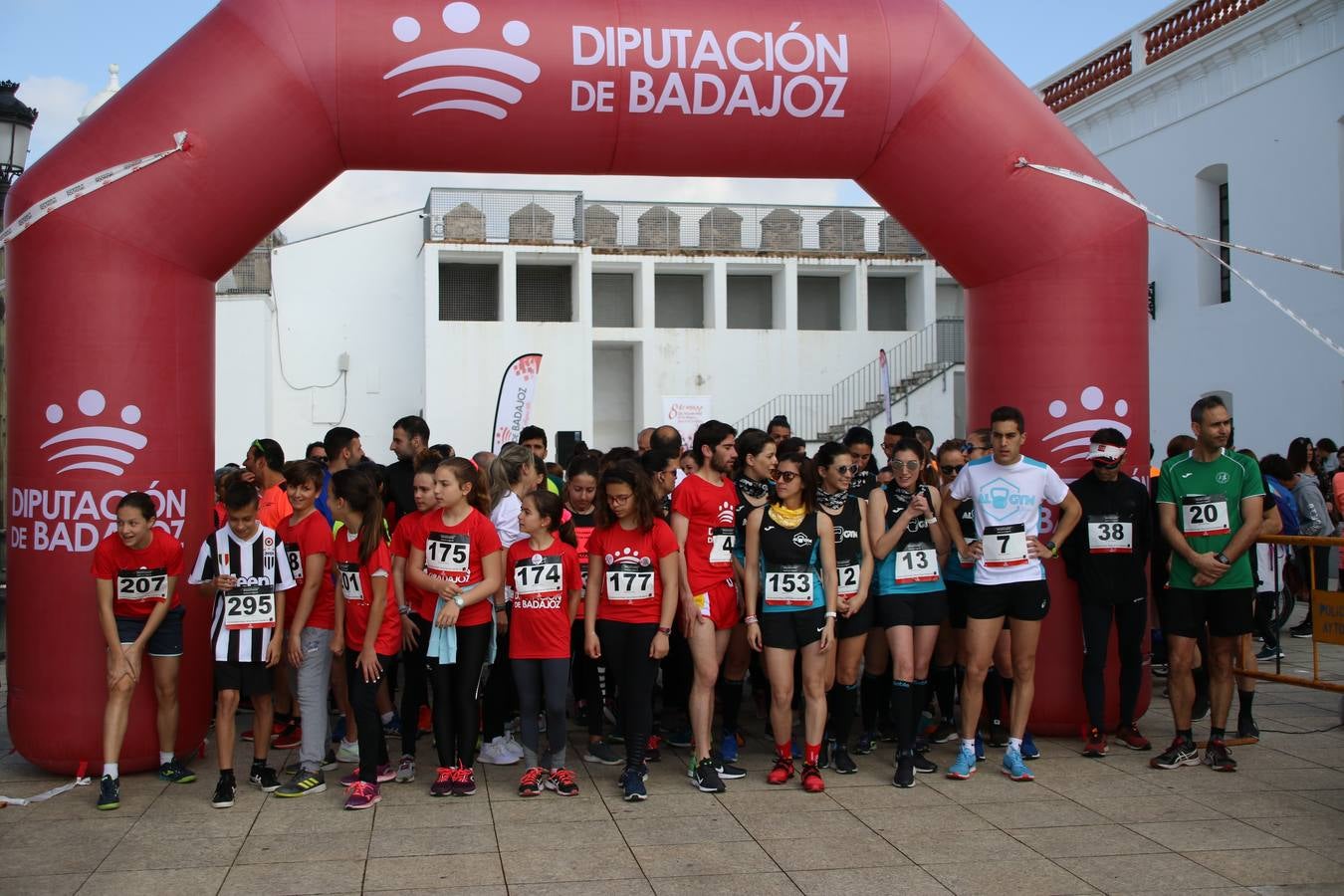 Jerez de los Caballeros ha acogido, esta mañana, la 'I Carrera de la Mujer', enmarcada dentro del programa 'Mujer y Deporte' de la Diputación de Badajoz y bajo el lema 'Nuestra meta, la igualdad'. Más de 300 personas, de todas las edades, se han dado cita en la Plaza de la Alcazaba y han recorrido las calles del municipio en una jornada que ha aunado deporte, solidaridad y reivindicación.