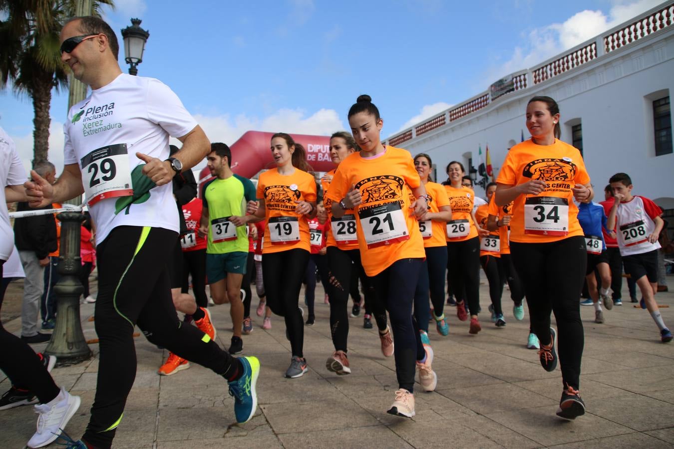 Jerez de los Caballeros ha acogido, esta mañana, la 'I Carrera de la Mujer', enmarcada dentro del programa 'Mujer y Deporte' de la Diputación de Badajoz y bajo el lema 'Nuestra meta, la igualdad'. Más de 300 personas, de todas las edades, se han dado cita en la Plaza de la Alcazaba y han recorrido las calles del municipio en una jornada que ha aunado deporte, solidaridad y reivindicación.