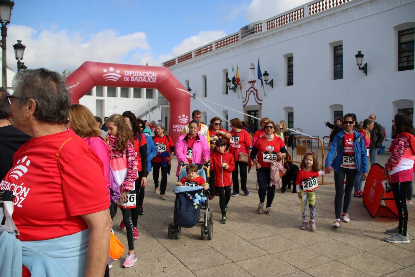 Jerez de los Caballeros ha acogido, esta mañana, la 'I Carrera de la Mujer', enmarcada dentro del programa 'Mujer y Deporte' de la Diputación de Badajoz y bajo el lema 'Nuestra meta, la igualdad'. Más de 300 personas, de todas las edades, se han dado cita en la Plaza de la Alcazaba y han recorrido las calles del municipio en una jornada que ha aunado deporte, solidaridad y reivindicación.