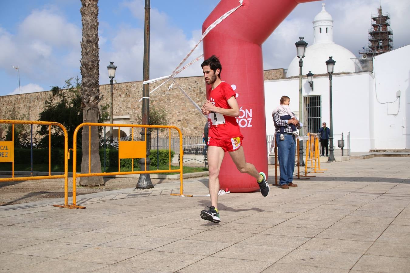 Jerez de los Caballeros ha acogido, esta mañana, la 'I Carrera de la Mujer', enmarcada dentro del programa 'Mujer y Deporte' de la Diputación de Badajoz y bajo el lema 'Nuestra meta, la igualdad'. Más de 300 personas, de todas las edades, se han dado cita en la Plaza de la Alcazaba y han recorrido las calles del municipio en una jornada que ha aunado deporte, solidaridad y reivindicación.