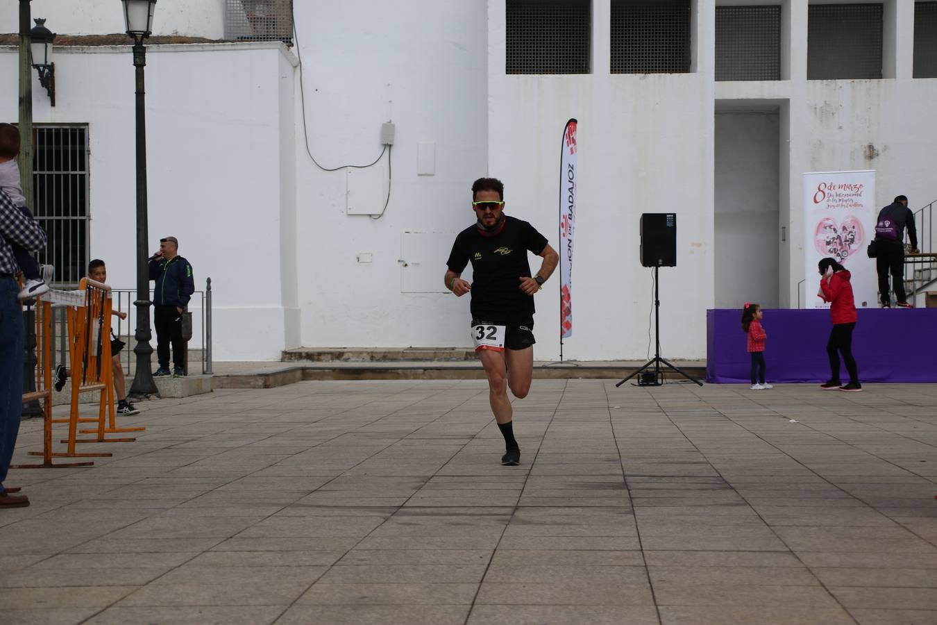 Jerez de los Caballeros ha acogido, esta mañana, la 'I Carrera de la Mujer', enmarcada dentro del programa 'Mujer y Deporte' de la Diputación de Badajoz y bajo el lema 'Nuestra meta, la igualdad'. Más de 300 personas, de todas las edades, se han dado cita en la Plaza de la Alcazaba y han recorrido las calles del municipio en una jornada que ha aunado deporte, solidaridad y reivindicación.