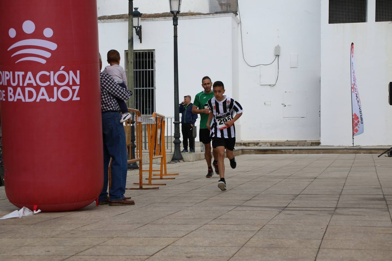 Jerez de los Caballeros ha acogido, esta mañana, la 'I Carrera de la Mujer', enmarcada dentro del programa 'Mujer y Deporte' de la Diputación de Badajoz y bajo el lema 'Nuestra meta, la igualdad'. Más de 300 personas, de todas las edades, se han dado cita en la Plaza de la Alcazaba y han recorrido las calles del municipio en una jornada que ha aunado deporte, solidaridad y reivindicación.