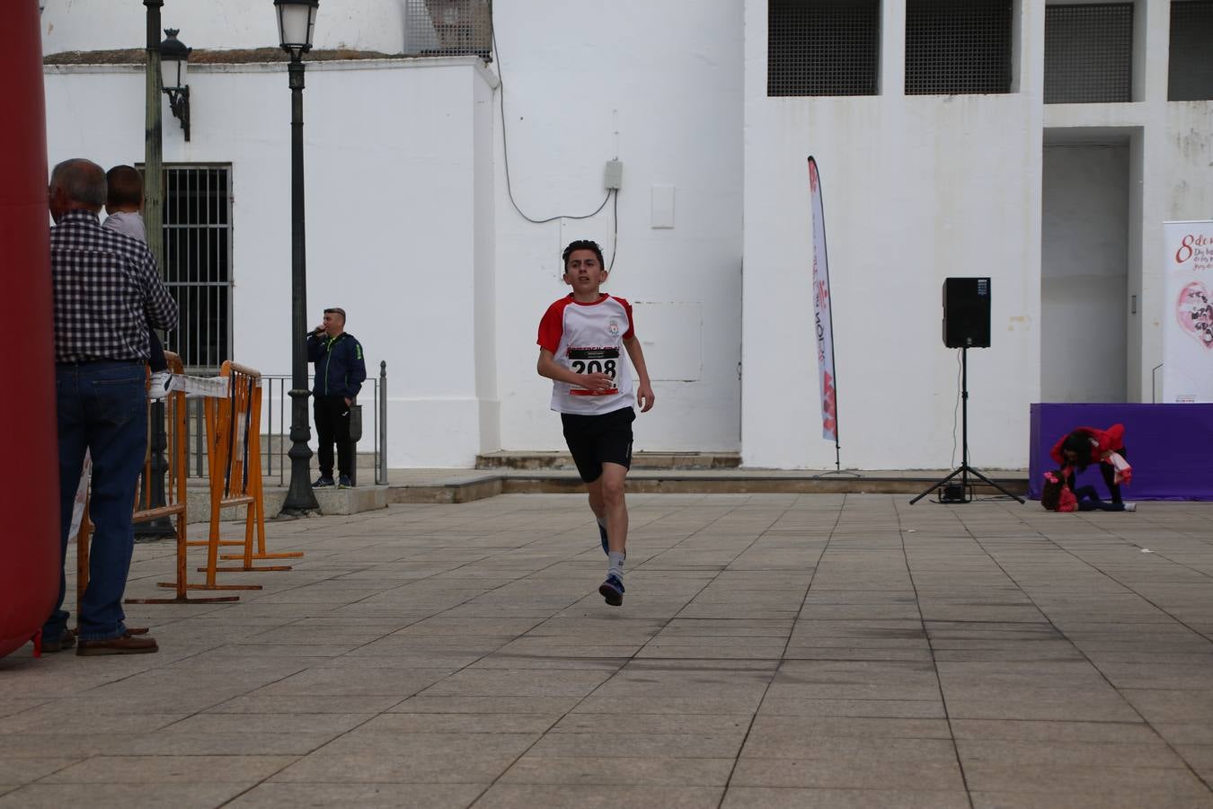 Jerez de los Caballeros ha acogido, esta mañana, la 'I Carrera de la Mujer', enmarcada dentro del programa 'Mujer y Deporte' de la Diputación de Badajoz y bajo el lema 'Nuestra meta, la igualdad'. Más de 300 personas, de todas las edades, se han dado cita en la Plaza de la Alcazaba y han recorrido las calles del municipio en una jornada que ha aunado deporte, solidaridad y reivindicación.