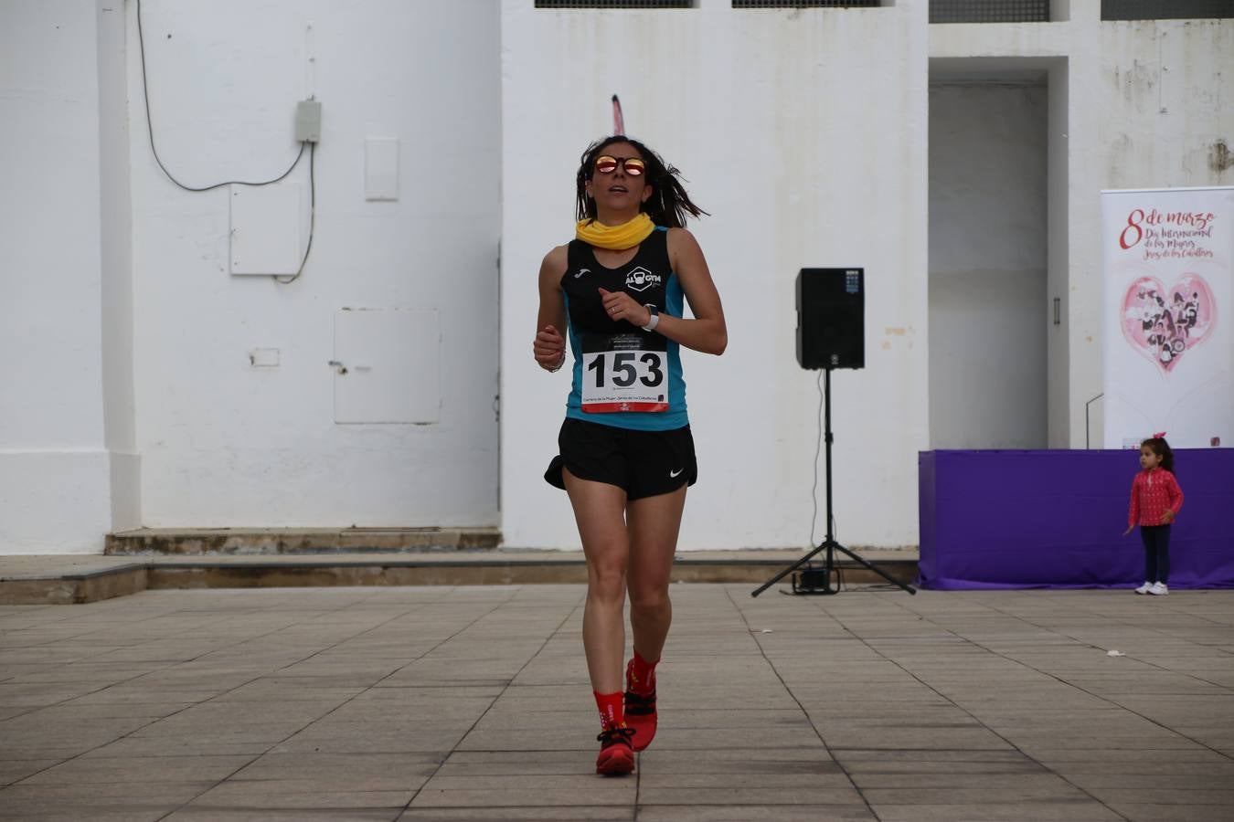 Jerez de los Caballeros ha acogido, esta mañana, la 'I Carrera de la Mujer', enmarcada dentro del programa 'Mujer y Deporte' de la Diputación de Badajoz y bajo el lema 'Nuestra meta, la igualdad'. Más de 300 personas, de todas las edades, se han dado cita en la Plaza de la Alcazaba y han recorrido las calles del municipio en una jornada que ha aunado deporte, solidaridad y reivindicación.