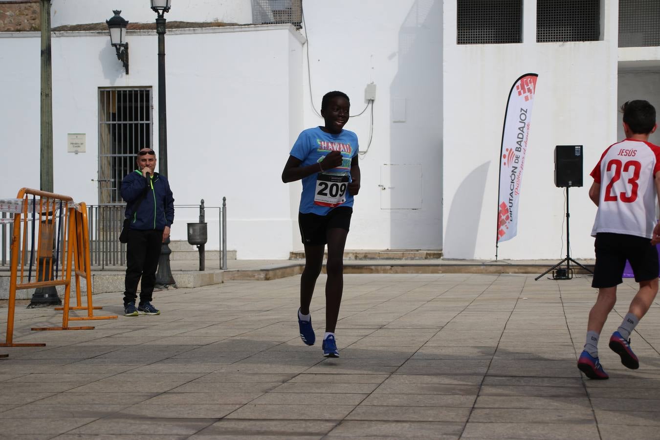 Jerez de los Caballeros ha acogido, esta mañana, la 'I Carrera de la Mujer', enmarcada dentro del programa 'Mujer y Deporte' de la Diputación de Badajoz y bajo el lema 'Nuestra meta, la igualdad'. Más de 300 personas, de todas las edades, se han dado cita en la Plaza de la Alcazaba y han recorrido las calles del municipio en una jornada que ha aunado deporte, solidaridad y reivindicación.