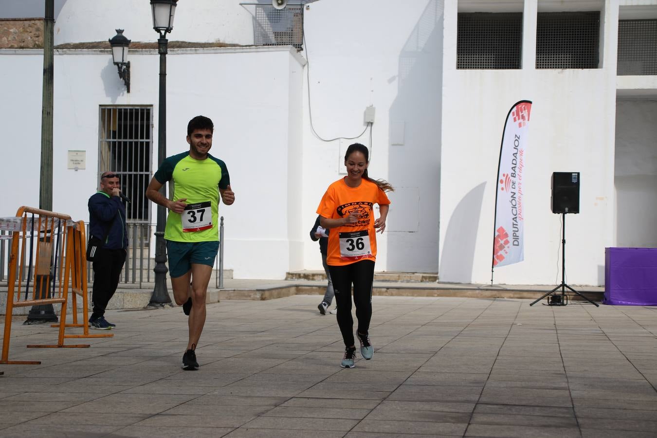 Jerez de los Caballeros ha acogido, esta mañana, la 'I Carrera de la Mujer', enmarcada dentro del programa 'Mujer y Deporte' de la Diputación de Badajoz y bajo el lema 'Nuestra meta, la igualdad'. Más de 300 personas, de todas las edades, se han dado cita en la Plaza de la Alcazaba y han recorrido las calles del municipio en una jornada que ha aunado deporte, solidaridad y reivindicación.