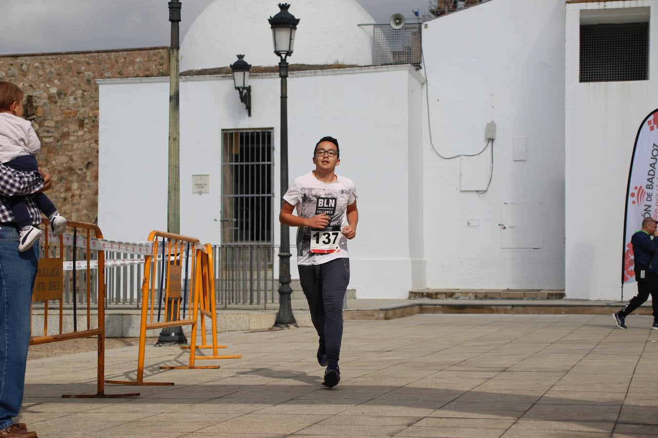 Jerez de los Caballeros ha acogido, esta mañana, la 'I Carrera de la Mujer', enmarcada dentro del programa 'Mujer y Deporte' de la Diputación de Badajoz y bajo el lema 'Nuestra meta, la igualdad'. Más de 300 personas, de todas las edades, se han dado cita en la Plaza de la Alcazaba y han recorrido las calles del municipio en una jornada que ha aunado deporte, solidaridad y reivindicación.
