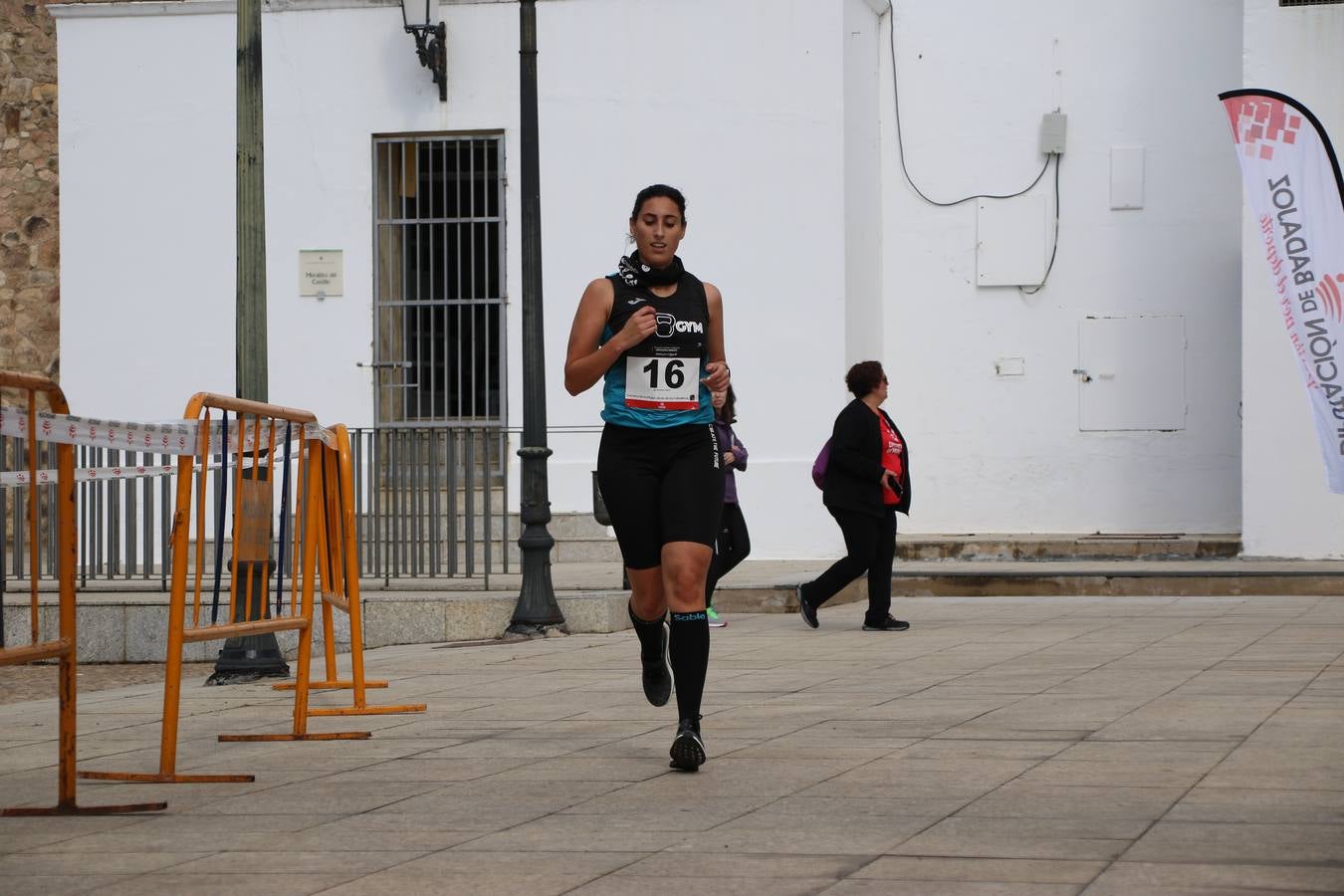 Jerez de los Caballeros ha acogido, esta mañana, la 'I Carrera de la Mujer', enmarcada dentro del programa 'Mujer y Deporte' de la Diputación de Badajoz y bajo el lema 'Nuestra meta, la igualdad'. Más de 300 personas, de todas las edades, se han dado cita en la Plaza de la Alcazaba y han recorrido las calles del municipio en una jornada que ha aunado deporte, solidaridad y reivindicación.