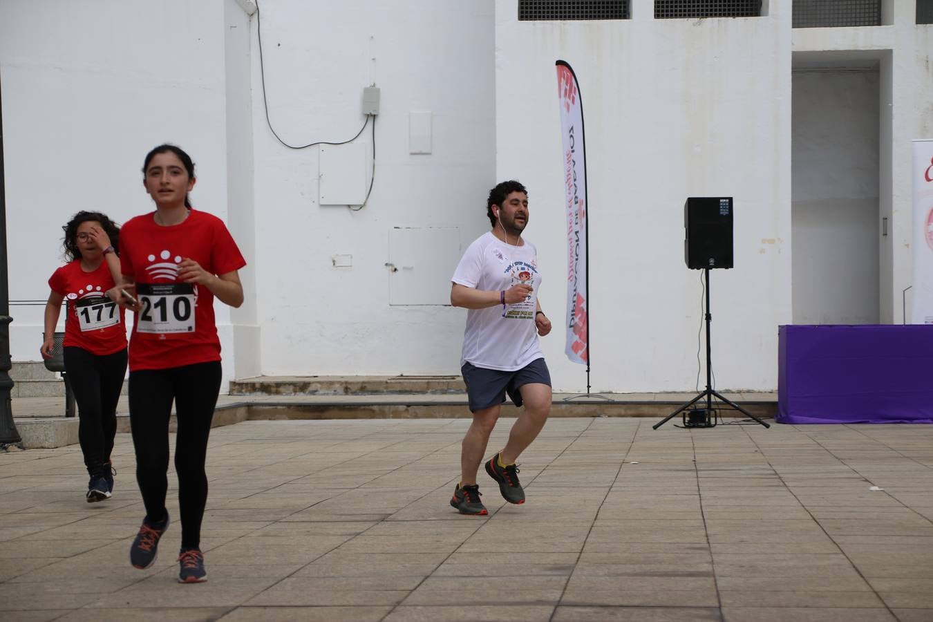 Jerez de los Caballeros ha acogido, esta mañana, la 'I Carrera de la Mujer', enmarcada dentro del programa 'Mujer y Deporte' de la Diputación de Badajoz y bajo el lema 'Nuestra meta, la igualdad'. Más de 300 personas, de todas las edades, se han dado cita en la Plaza de la Alcazaba y han recorrido las calles del municipio en una jornada que ha aunado deporte, solidaridad y reivindicación.