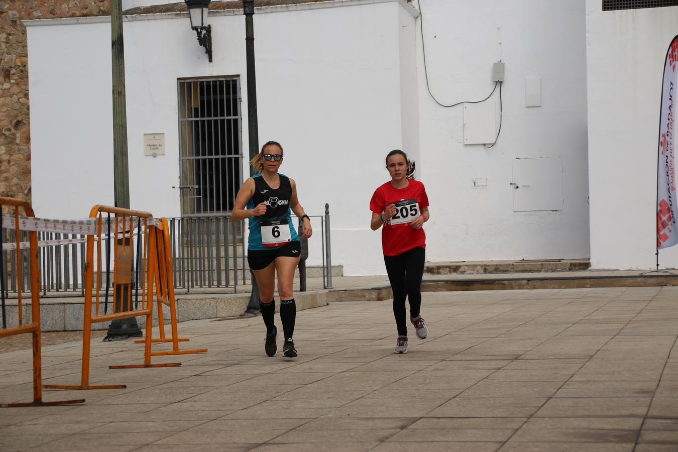 Jerez de los Caballeros ha acogido, esta mañana, la 'I Carrera de la Mujer', enmarcada dentro del programa 'Mujer y Deporte' de la Diputación de Badajoz y bajo el lema 'Nuestra meta, la igualdad'. Más de 300 personas, de todas las edades, se han dado cita en la Plaza de la Alcazaba y han recorrido las calles del municipio en una jornada que ha aunado deporte, solidaridad y reivindicación.