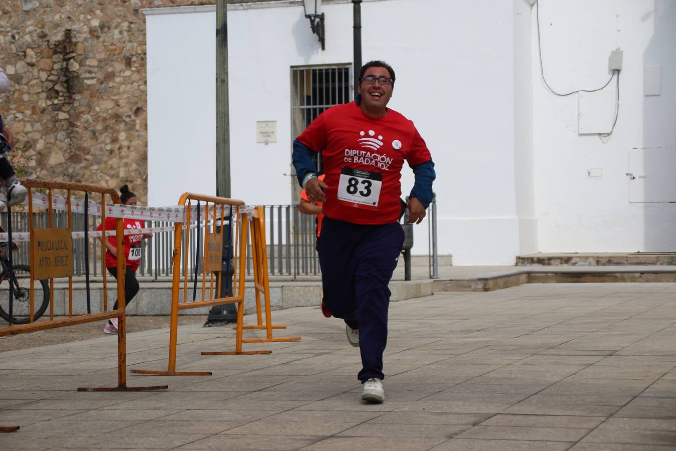 Jerez de los Caballeros ha acogido, esta mañana, la 'I Carrera de la Mujer', enmarcada dentro del programa 'Mujer y Deporte' de la Diputación de Badajoz y bajo el lema 'Nuestra meta, la igualdad'. Más de 300 personas, de todas las edades, se han dado cita en la Plaza de la Alcazaba y han recorrido las calles del municipio en una jornada que ha aunado deporte, solidaridad y reivindicación.
