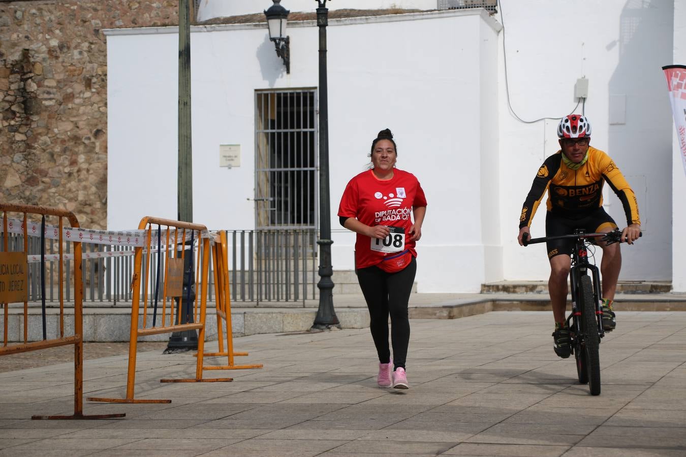 Jerez de los Caballeros ha acogido, esta mañana, la 'I Carrera de la Mujer', enmarcada dentro del programa 'Mujer y Deporte' de la Diputación de Badajoz y bajo el lema 'Nuestra meta, la igualdad'. Más de 300 personas, de todas las edades, se han dado cita en la Plaza de la Alcazaba y han recorrido las calles del municipio en una jornada que ha aunado deporte, solidaridad y reivindicación.