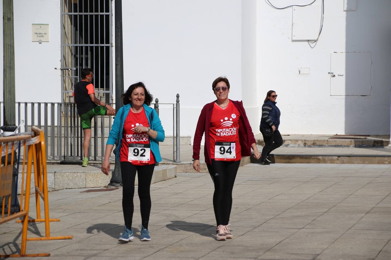 Jerez de los Caballeros ha acogido, esta mañana, la 'I Carrera de la Mujer', enmarcada dentro del programa 'Mujer y Deporte' de la Diputación de Badajoz y bajo el lema 'Nuestra meta, la igualdad'. Más de 300 personas, de todas las edades, se han dado cita en la Plaza de la Alcazaba y han recorrido las calles del municipio en una jornada que ha aunado deporte, solidaridad y reivindicación.