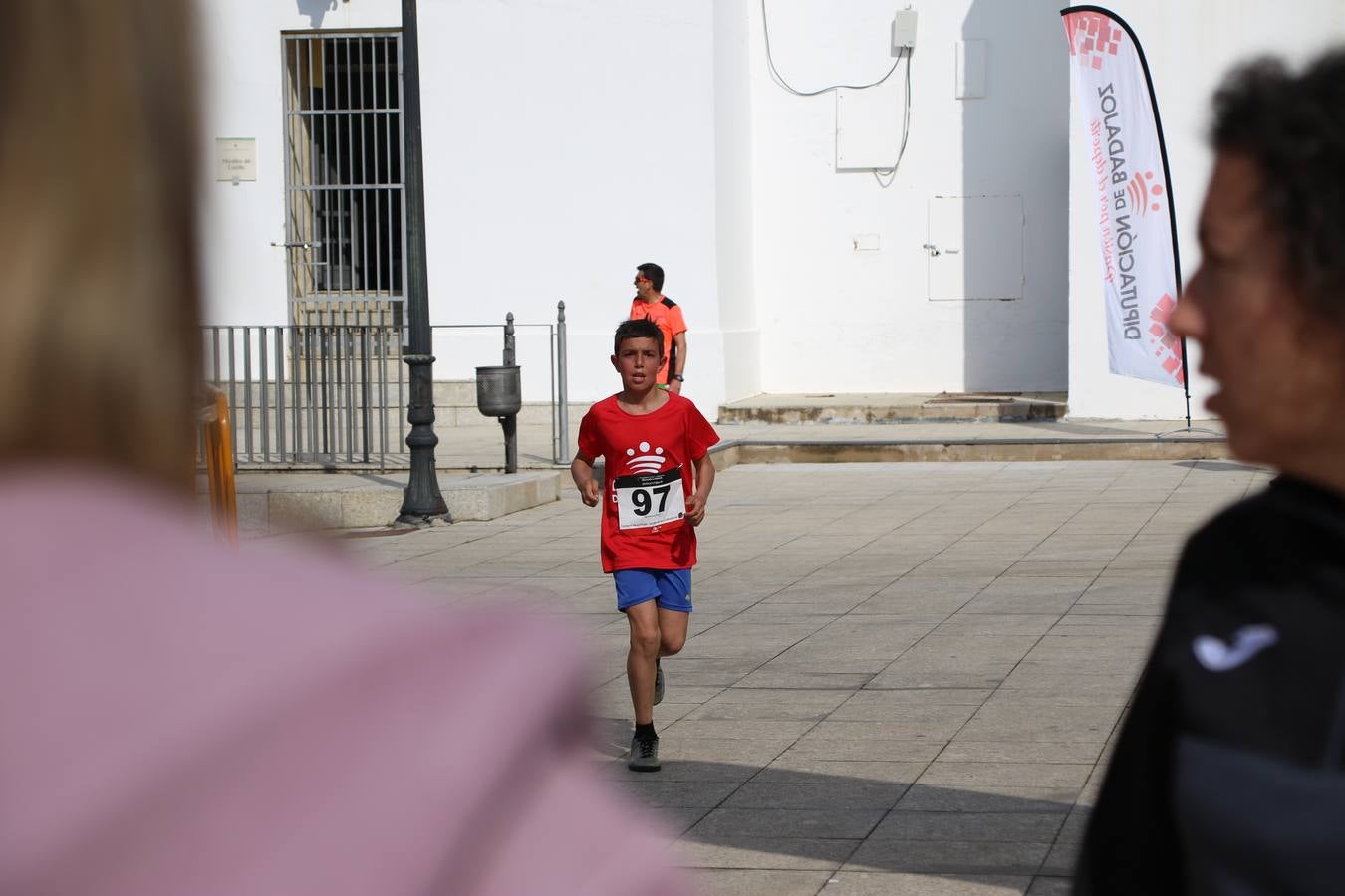 Jerez de los Caballeros ha acogido, esta mañana, la 'I Carrera de la Mujer', enmarcada dentro del programa 'Mujer y Deporte' de la Diputación de Badajoz y bajo el lema 'Nuestra meta, la igualdad'. Más de 300 personas, de todas las edades, se han dado cita en la Plaza de la Alcazaba y han recorrido las calles del municipio en una jornada que ha aunado deporte, solidaridad y reivindicación.