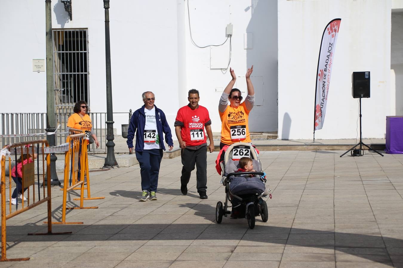 Jerez de los Caballeros ha acogido, esta mañana, la 'I Carrera de la Mujer', enmarcada dentro del programa 'Mujer y Deporte' de la Diputación de Badajoz y bajo el lema 'Nuestra meta, la igualdad'. Más de 300 personas, de todas las edades, se han dado cita en la Plaza de la Alcazaba y han recorrido las calles del municipio en una jornada que ha aunado deporte, solidaridad y reivindicación.