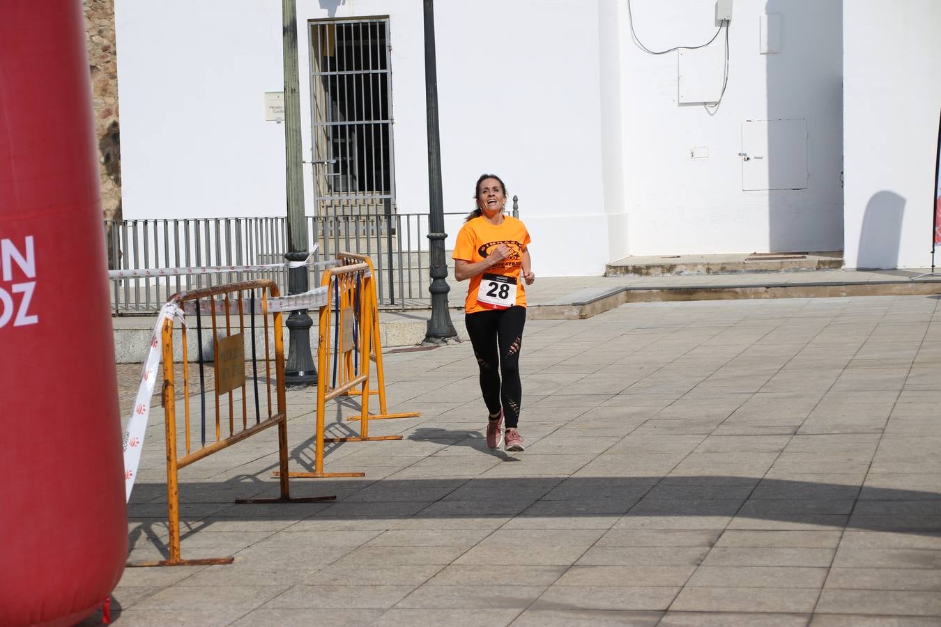 Jerez de los Caballeros ha acogido, esta mañana, la 'I Carrera de la Mujer', enmarcada dentro del programa 'Mujer y Deporte' de la Diputación de Badajoz y bajo el lema 'Nuestra meta, la igualdad'. Más de 300 personas, de todas las edades, se han dado cita en la Plaza de la Alcazaba y han recorrido las calles del municipio en una jornada que ha aunado deporte, solidaridad y reivindicación.