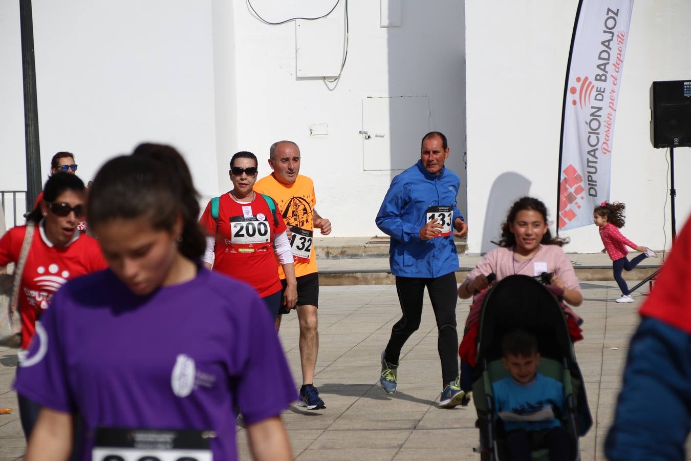 Jerez de los Caballeros ha acogido, esta mañana, la 'I Carrera de la Mujer', enmarcada dentro del programa 'Mujer y Deporte' de la Diputación de Badajoz y bajo el lema 'Nuestra meta, la igualdad'. Más de 300 personas, de todas las edades, se han dado cita en la Plaza de la Alcazaba y han recorrido las calles del municipio en una jornada que ha aunado deporte, solidaridad y reivindicación.