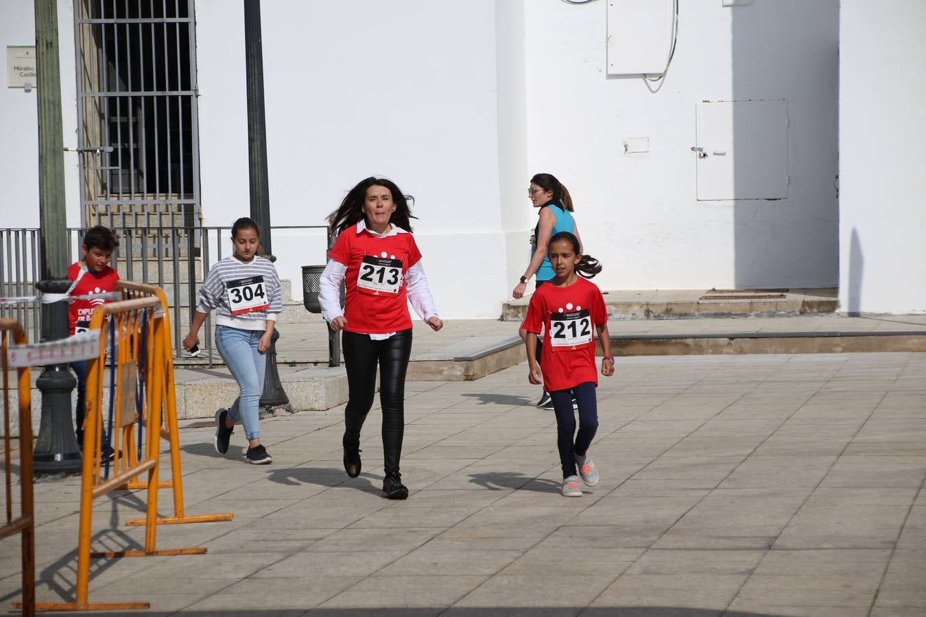 Jerez de los Caballeros ha acogido, esta mañana, la 'I Carrera de la Mujer', enmarcada dentro del programa 'Mujer y Deporte' de la Diputación de Badajoz y bajo el lema 'Nuestra meta, la igualdad'. Más de 300 personas, de todas las edades, se han dado cita en la Plaza de la Alcazaba y han recorrido las calles del municipio en una jornada que ha aunado deporte, solidaridad y reivindicación.
