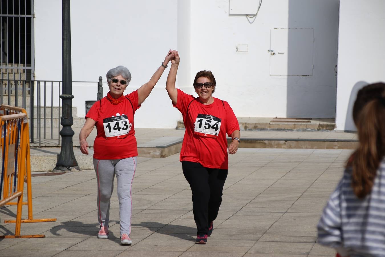 Jerez de los Caballeros ha acogido, esta mañana, la 'I Carrera de la Mujer', enmarcada dentro del programa 'Mujer y Deporte' de la Diputación de Badajoz y bajo el lema 'Nuestra meta, la igualdad'. Más de 300 personas, de todas las edades, se han dado cita en la Plaza de la Alcazaba y han recorrido las calles del municipio en una jornada que ha aunado deporte, solidaridad y reivindicación.