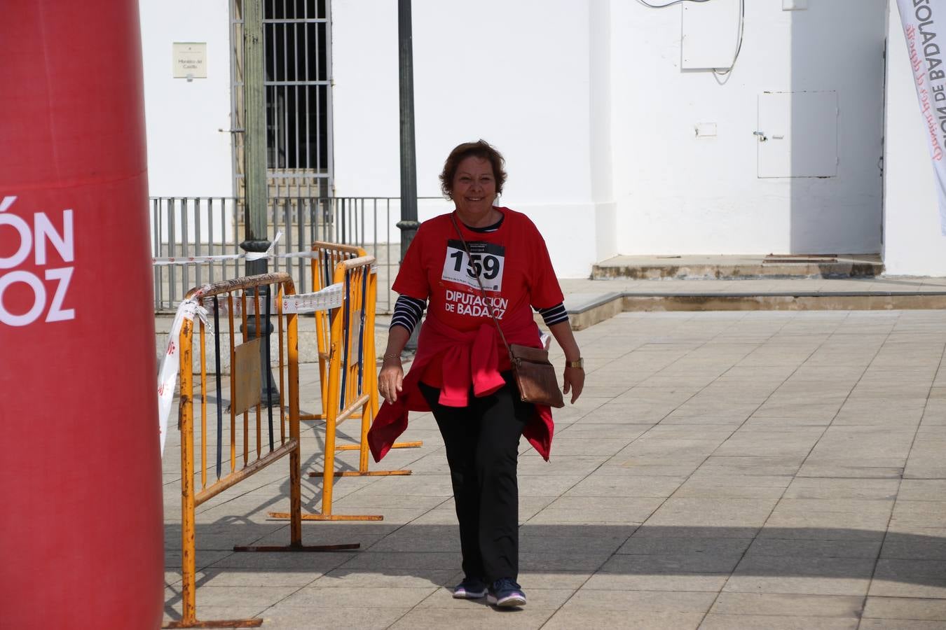 Jerez de los Caballeros ha acogido, esta mañana, la 'I Carrera de la Mujer', enmarcada dentro del programa 'Mujer y Deporte' de la Diputación de Badajoz y bajo el lema 'Nuestra meta, la igualdad'. Más de 300 personas, de todas las edades, se han dado cita en la Plaza de la Alcazaba y han recorrido las calles del municipio en una jornada que ha aunado deporte, solidaridad y reivindicación.