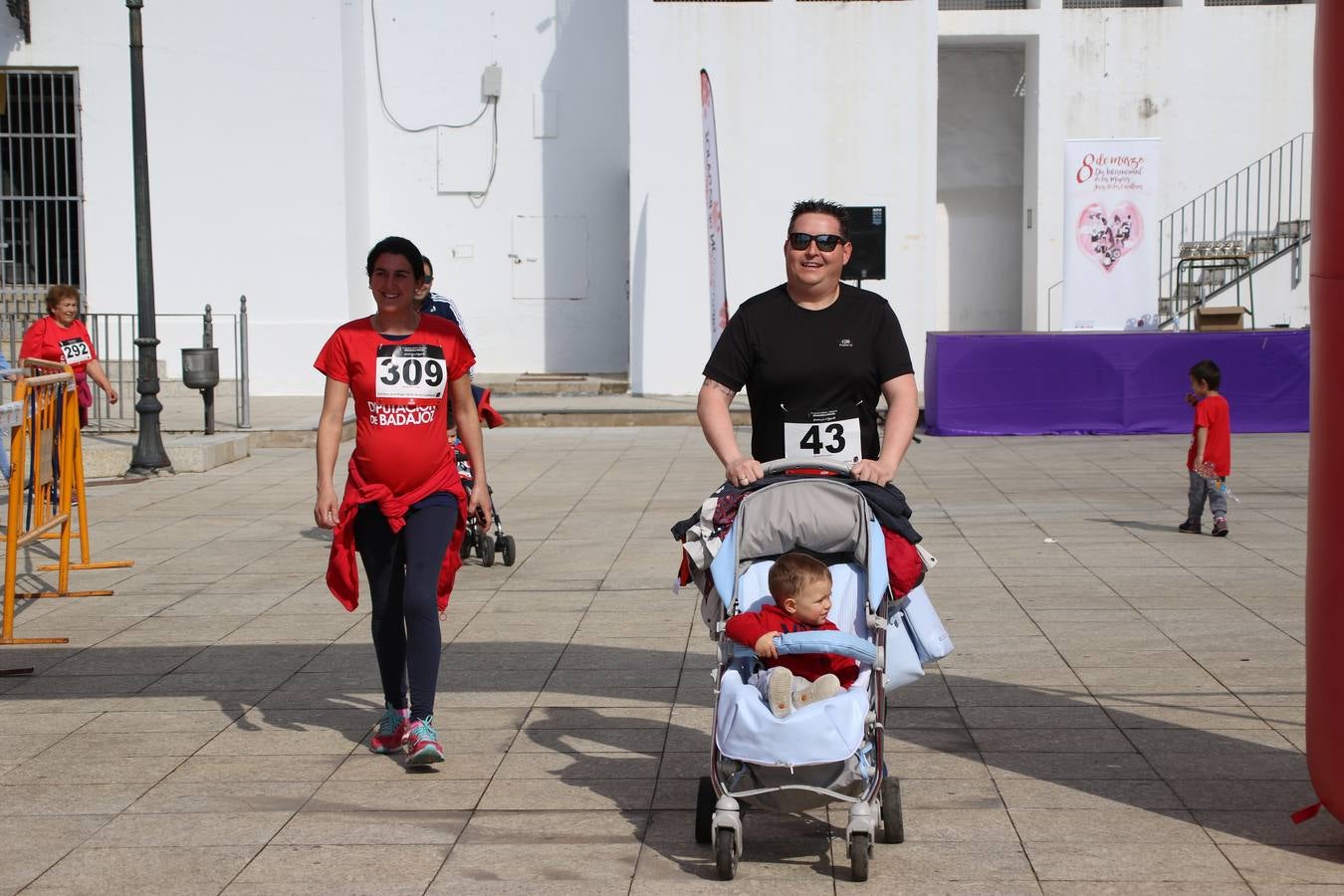 Jerez de los Caballeros ha acogido, esta mañana, la 'I Carrera de la Mujer', enmarcada dentro del programa 'Mujer y Deporte' de la Diputación de Badajoz y bajo el lema 'Nuestra meta, la igualdad'. Más de 300 personas, de todas las edades, se han dado cita en la Plaza de la Alcazaba y han recorrido las calles del municipio en una jornada que ha aunado deporte, solidaridad y reivindicación.