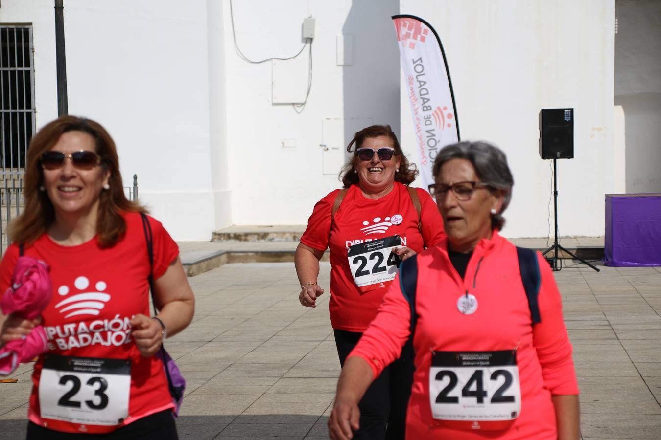 Jerez de los Caballeros ha acogido, esta mañana, la 'I Carrera de la Mujer', enmarcada dentro del programa 'Mujer y Deporte' de la Diputación de Badajoz y bajo el lema 'Nuestra meta, la igualdad'. Más de 300 personas, de todas las edades, se han dado cita en la Plaza de la Alcazaba y han recorrido las calles del municipio en una jornada que ha aunado deporte, solidaridad y reivindicación.