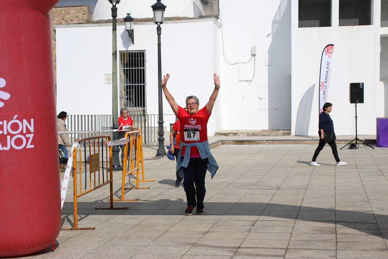 Jerez de los Caballeros ha acogido, esta mañana, la 'I Carrera de la Mujer', enmarcada dentro del programa 'Mujer y Deporte' de la Diputación de Badajoz y bajo el lema 'Nuestra meta, la igualdad'. Más de 300 personas, de todas las edades, se han dado cita en la Plaza de la Alcazaba y han recorrido las calles del municipio en una jornada que ha aunado deporte, solidaridad y reivindicación.