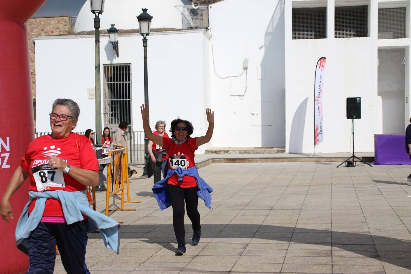 Jerez de los Caballeros ha acogido, esta mañana, la 'I Carrera de la Mujer', enmarcada dentro del programa 'Mujer y Deporte' de la Diputación de Badajoz y bajo el lema 'Nuestra meta, la igualdad'. Más de 300 personas, de todas las edades, se han dado cita en la Plaza de la Alcazaba y han recorrido las calles del municipio en una jornada que ha aunado deporte, solidaridad y reivindicación.