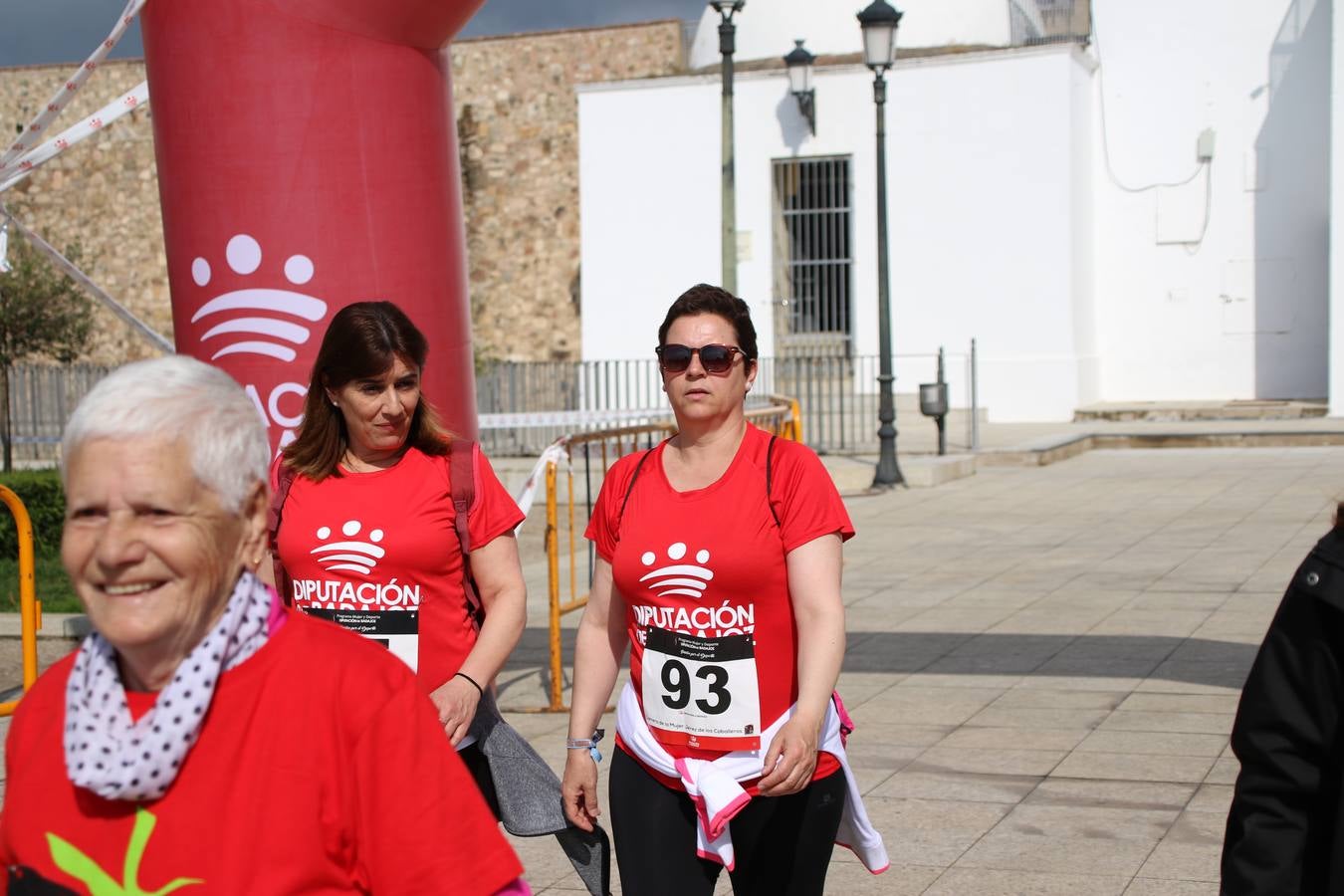 Jerez de los Caballeros ha acogido, esta mañana, la 'I Carrera de la Mujer', enmarcada dentro del programa 'Mujer y Deporte' de la Diputación de Badajoz y bajo el lema 'Nuestra meta, la igualdad'. Más de 300 personas, de todas las edades, se han dado cita en la Plaza de la Alcazaba y han recorrido las calles del municipio en una jornada que ha aunado deporte, solidaridad y reivindicación.